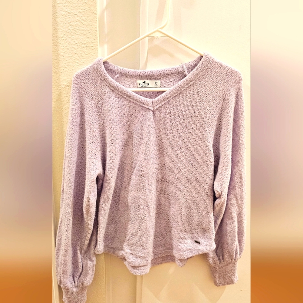 Light lavendar/purple HOLLISTER v-neck sweater size XS